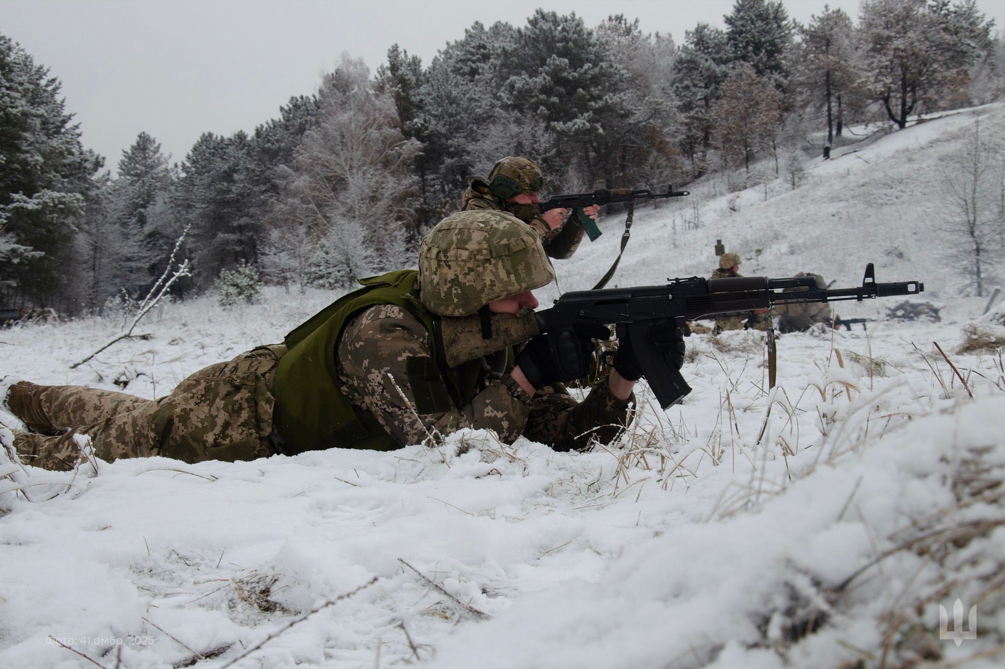 Украинские военные с оружием в руках