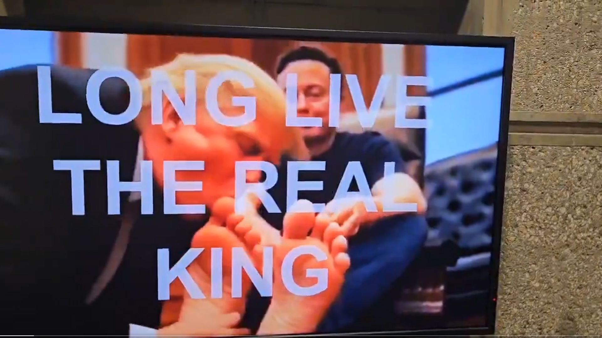 Штучний інтелект згенерував відео, на якому Трамп облизує ноги Маску Штучний інтелект згенерував відео, на якому Трамп облизує ноги Маску