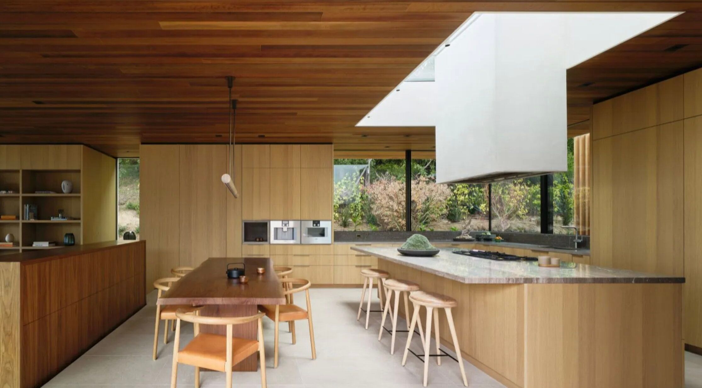 Дерево в інтер'єрі - яке обрати у 2025 році Дерево в інтер'єрі - яке обрати у 2025 році