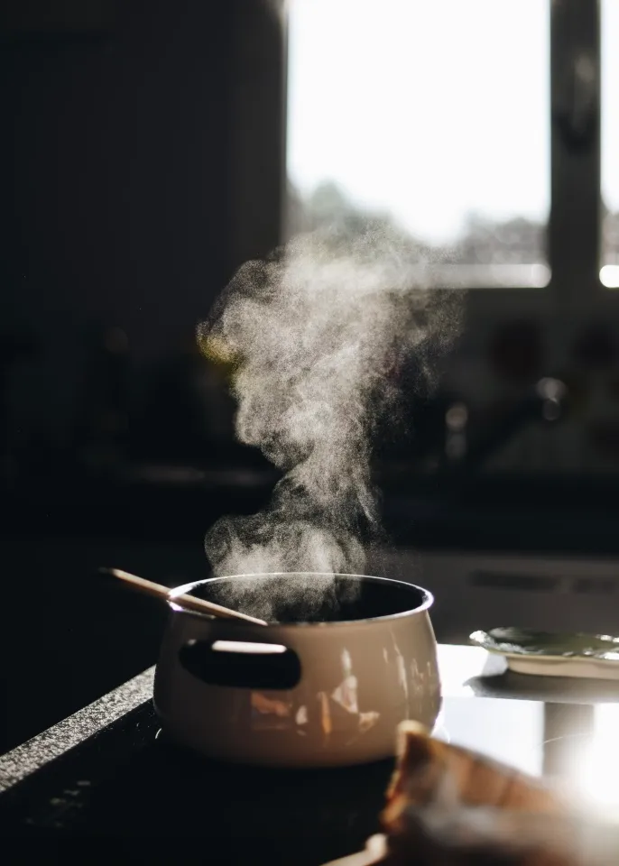 Суп найкраще розігрівати у каструлі на плиті Суп найкраще розігрівати у каструлі на плиті