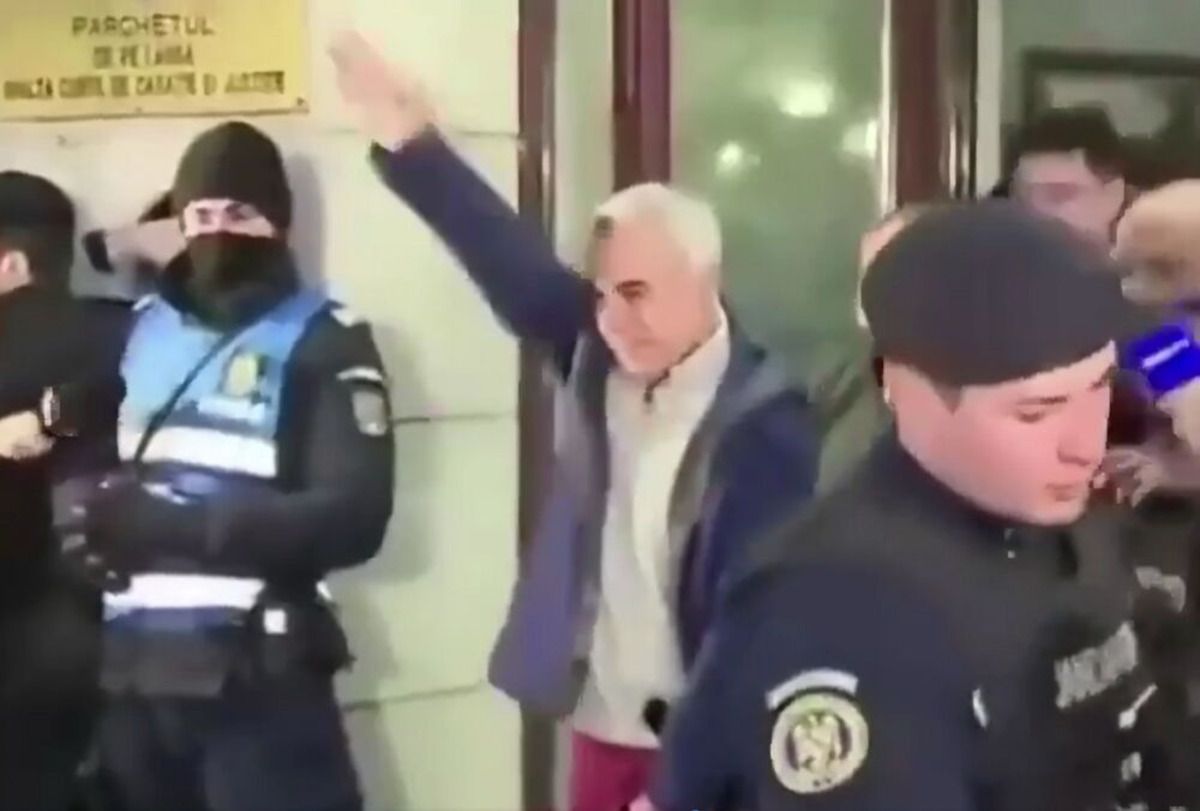 Джорджеску зробив жест, що схожий на "нацистське вітання" Джорджеску зробив жест, що схожий на "нацистське вітання"