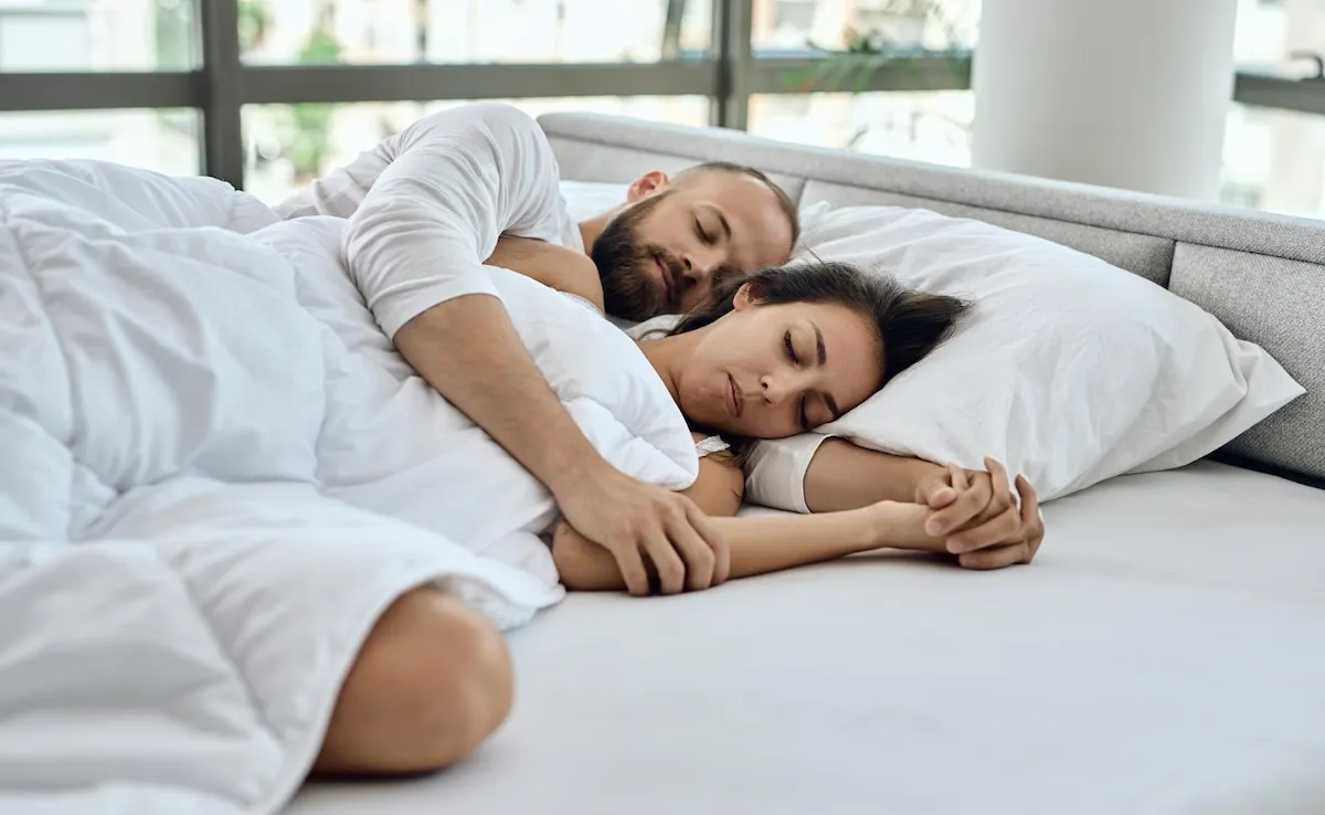 Счастливая пара спит вместе Счастливая пара спит вместе