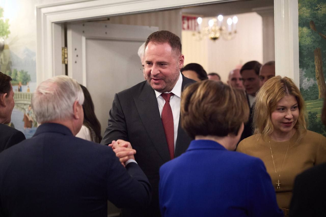 Єрмак уперше за час війни надів костюм для зустрічі із Сенаторами - 24 Канал Єрмак уперше за час війни надів костюм для зустрічі із Сенаторами - 24 Канал