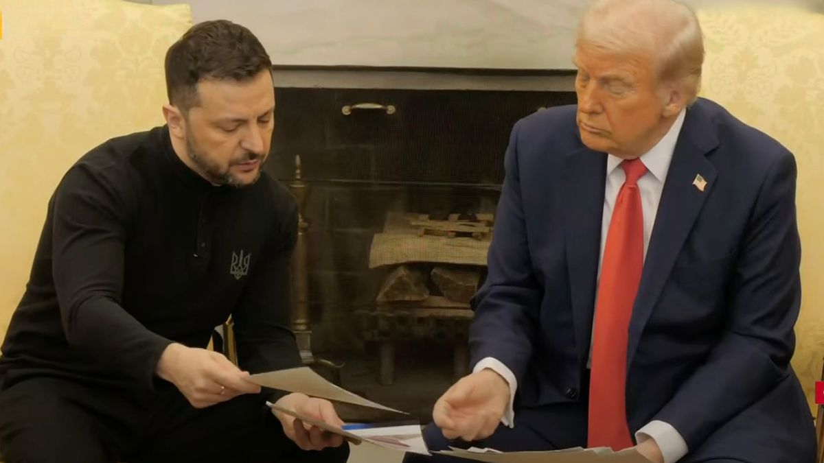 Зеленский показал Трампу фото украинских бойцов Зеленский показал Трампу фото украинских бойцов