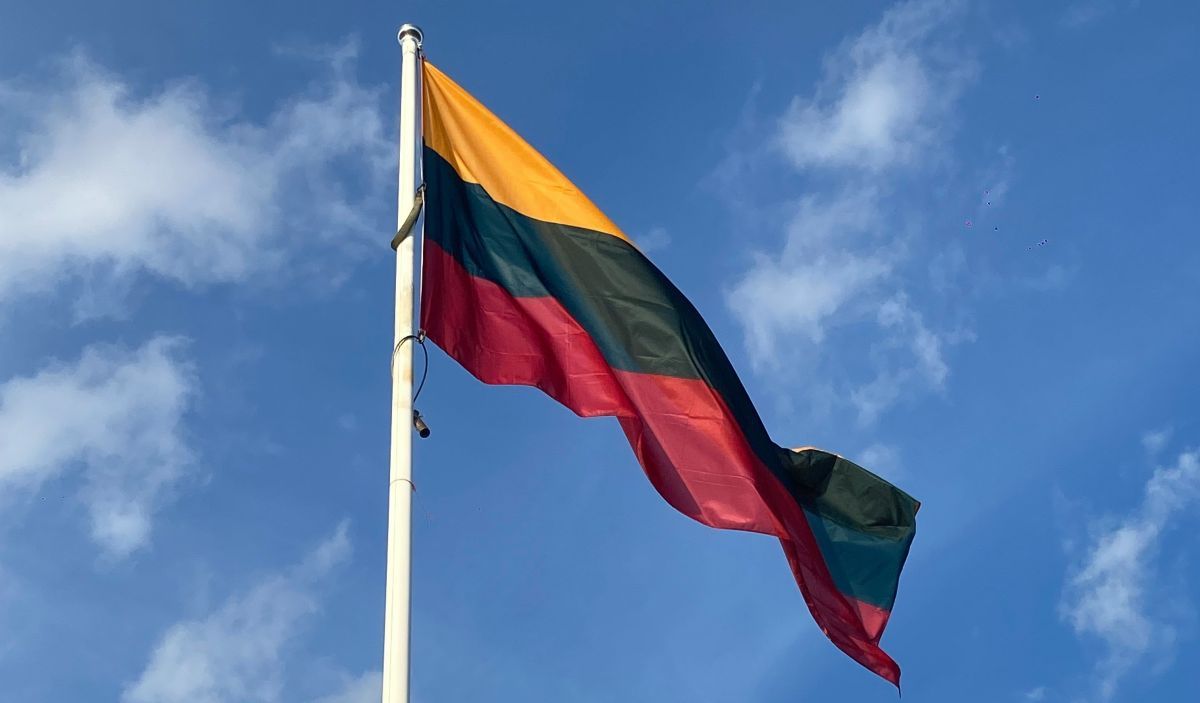 У Литві група осіб намагалася спалити військову допомогу для України - 24 Канал У Литві група осіб намагалася спалити військову допомогу для України - 24 Канал