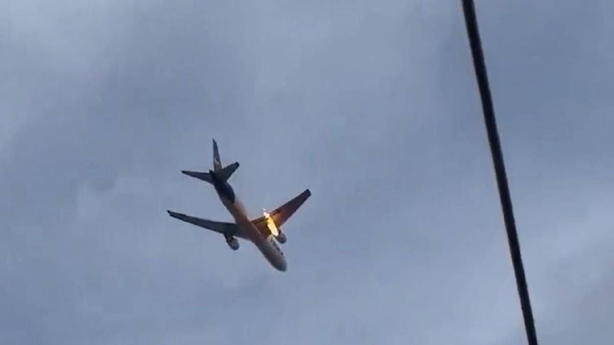 В США экстренно сел самолет с двигателем, охваченным пламенем В США экстренно сел самолет с двигателем, охваченным пламенем