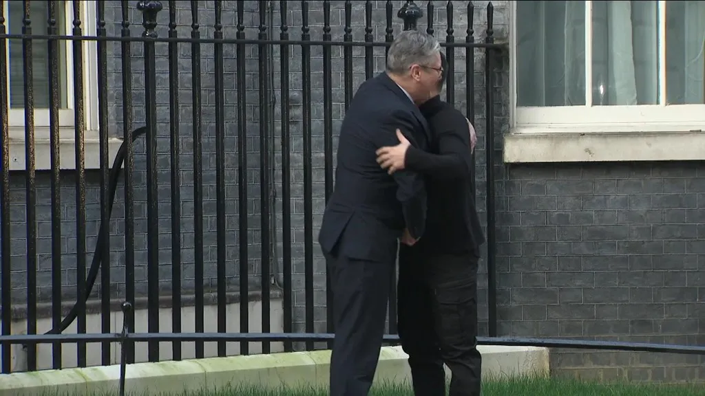 Стармер обнял Зеленского Стармер обнял Зеленского