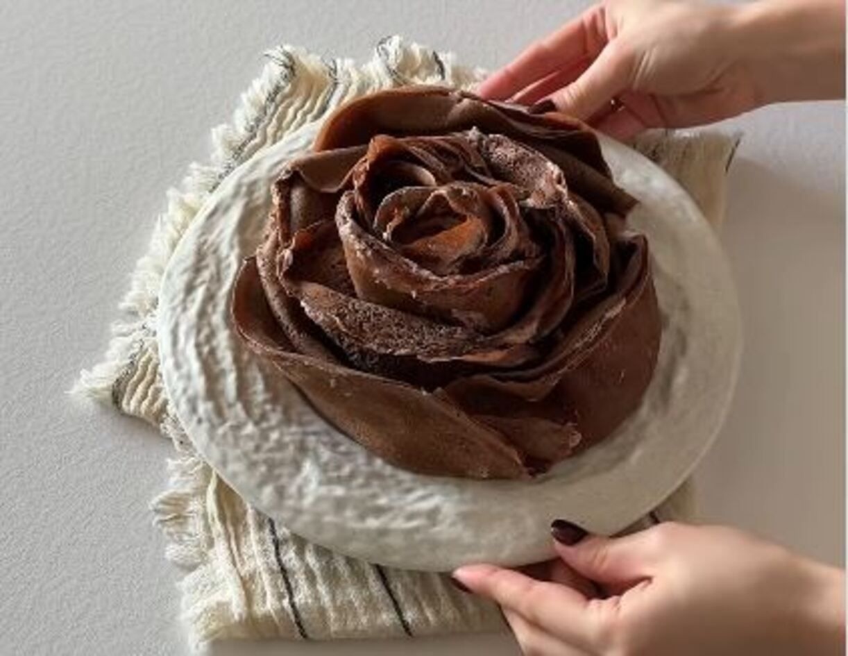 Апетитний торт з шоколадних млинців