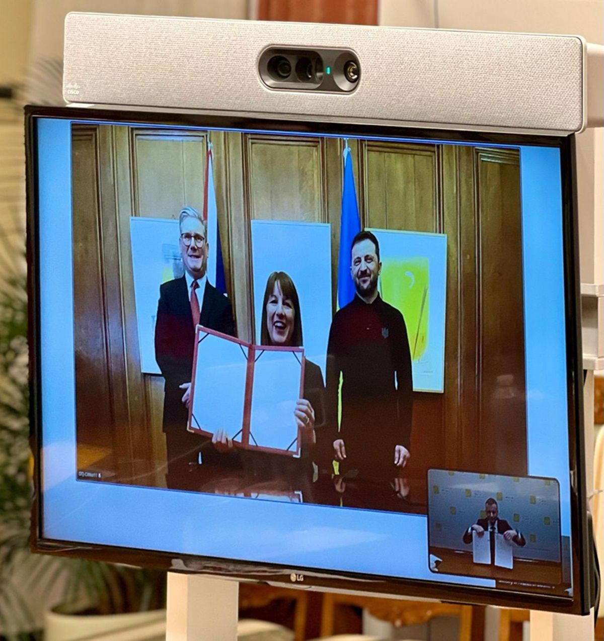 Україна та Британія підписали угоду про позику 3,2 мільярда доларів на обороноздатність армії - Економіка Україна та Британія підписали угоду про позику 3,2 мільярда доларів на обороноздатність армії - Економіка