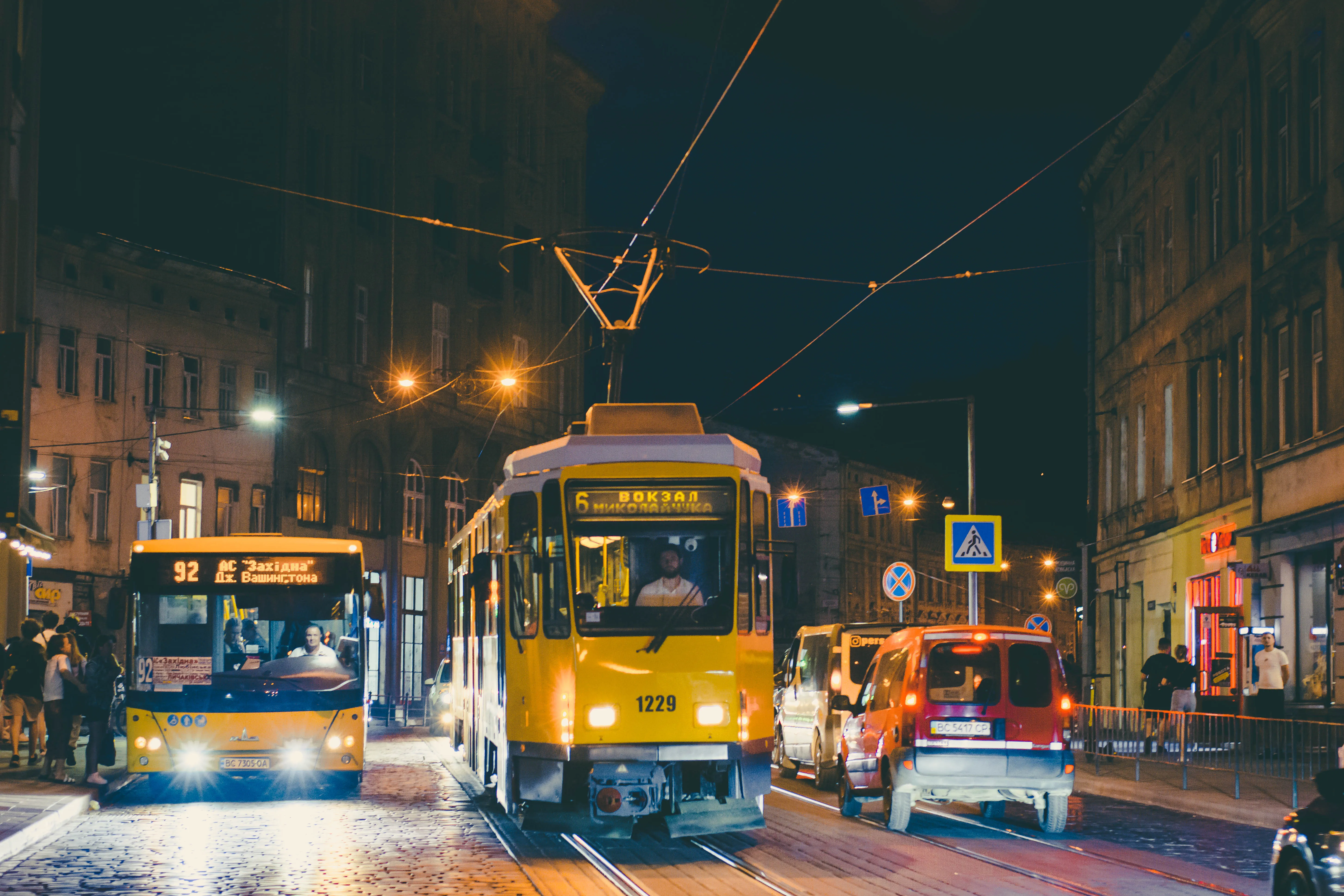 Трамвай едет по улицам Львова Трамвай едет по улицам Львова