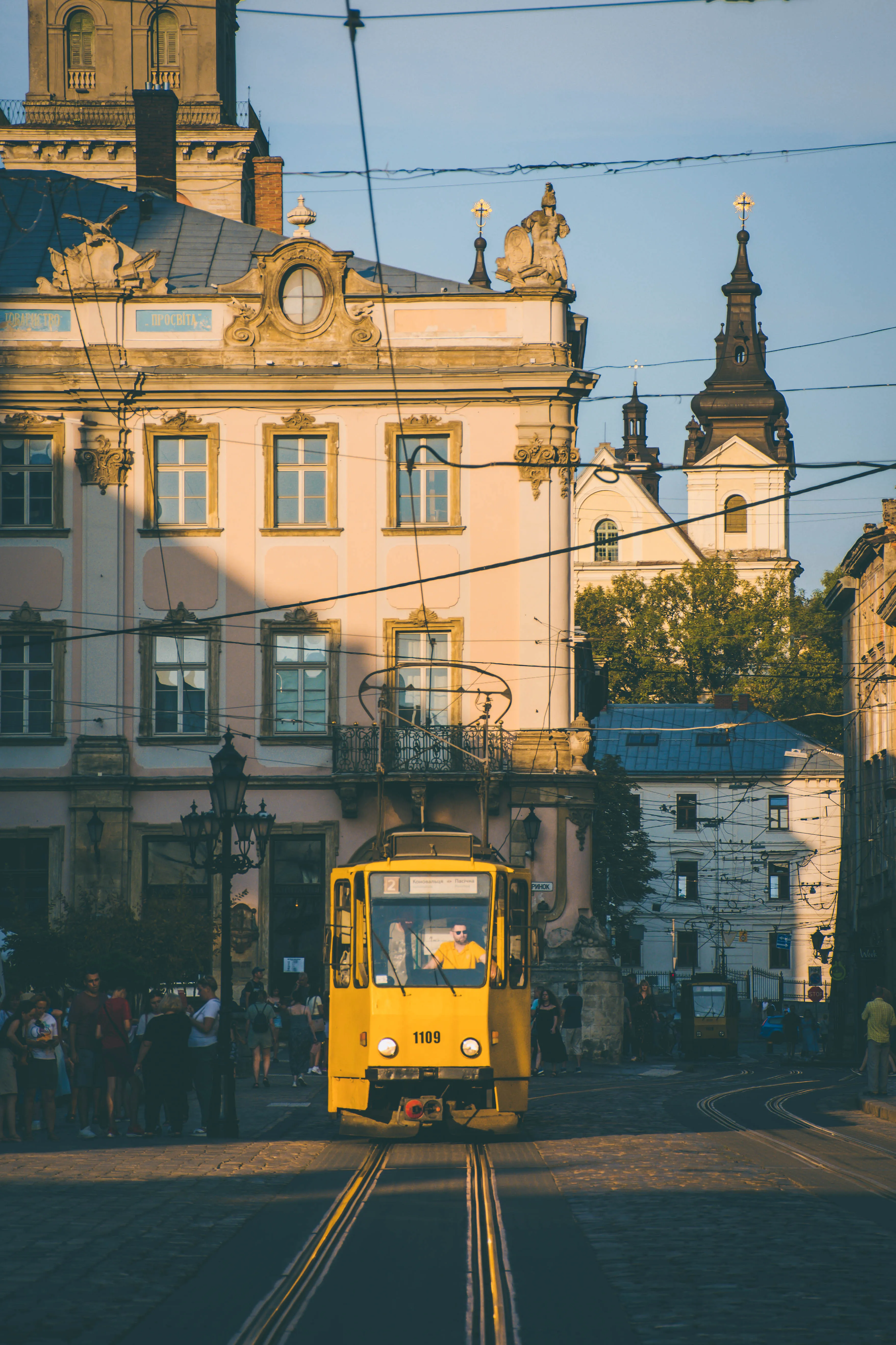 Трамвай во Львове едет по площади Рынок Трамвай во Львове едет по площади Рынок