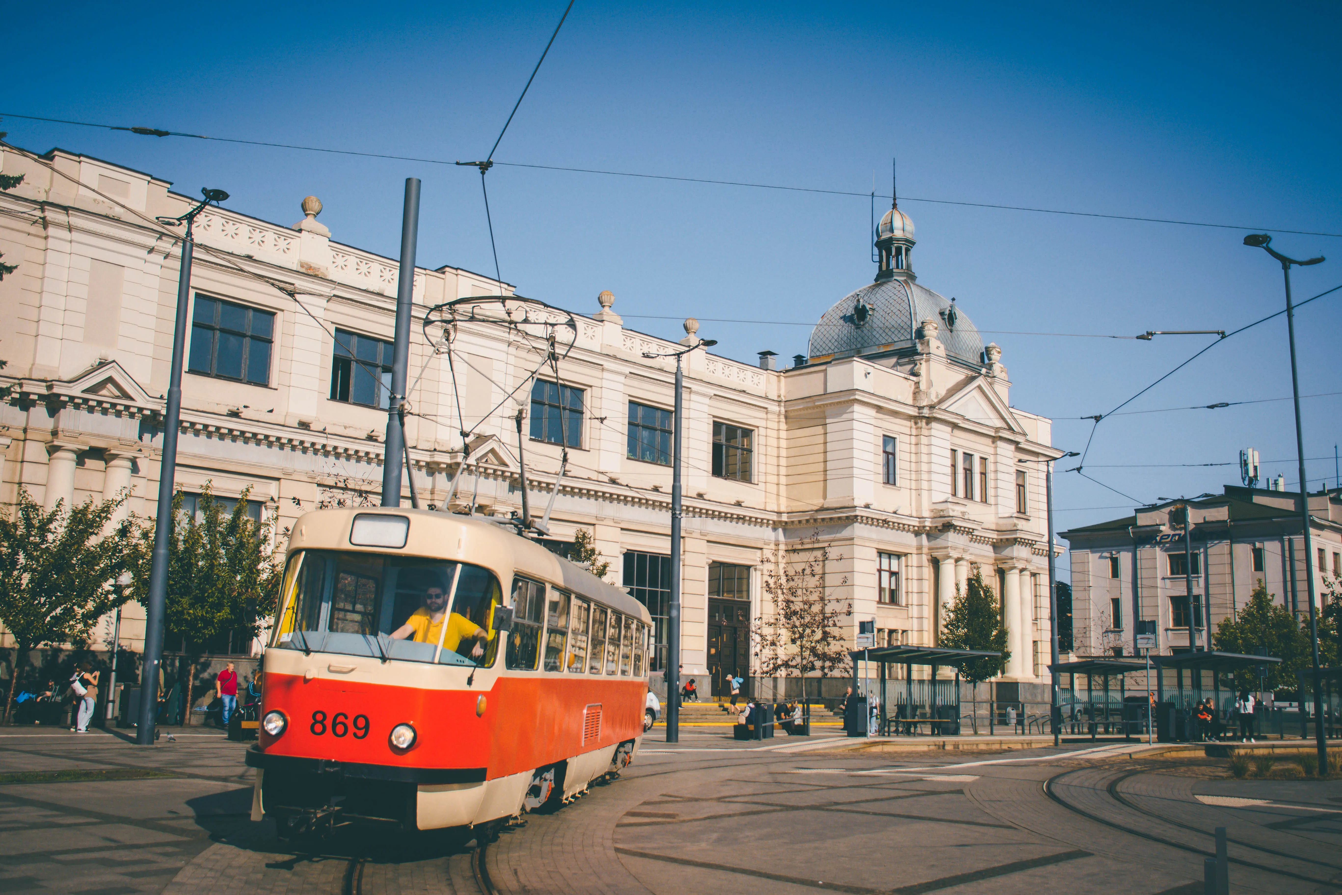 Трамвай во Львове возле главного вокзала Трамвай во Львове возле главного вокзала