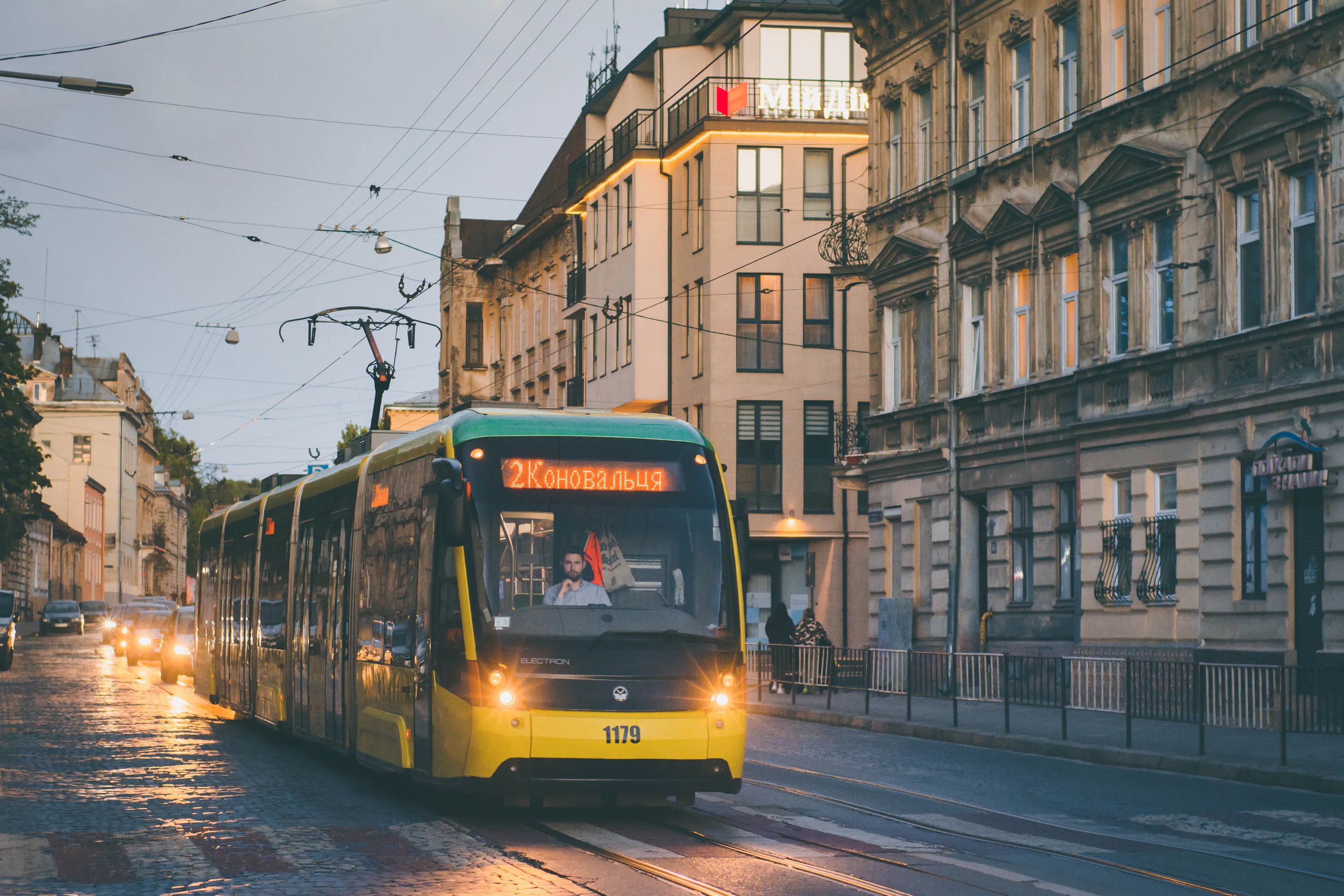 Трамвай їде по Львову