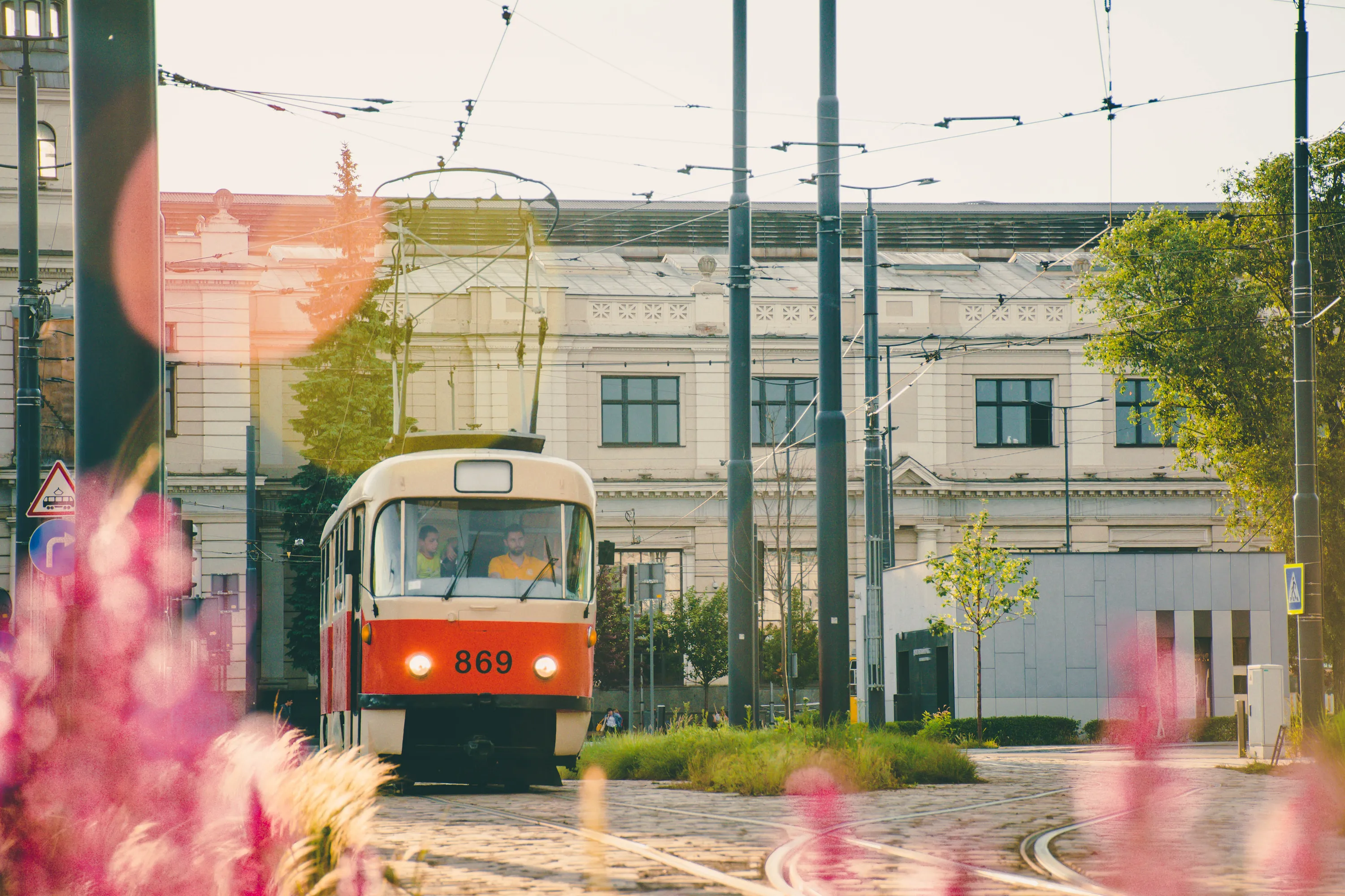 Трамвай у Львові біля головного вокзалу