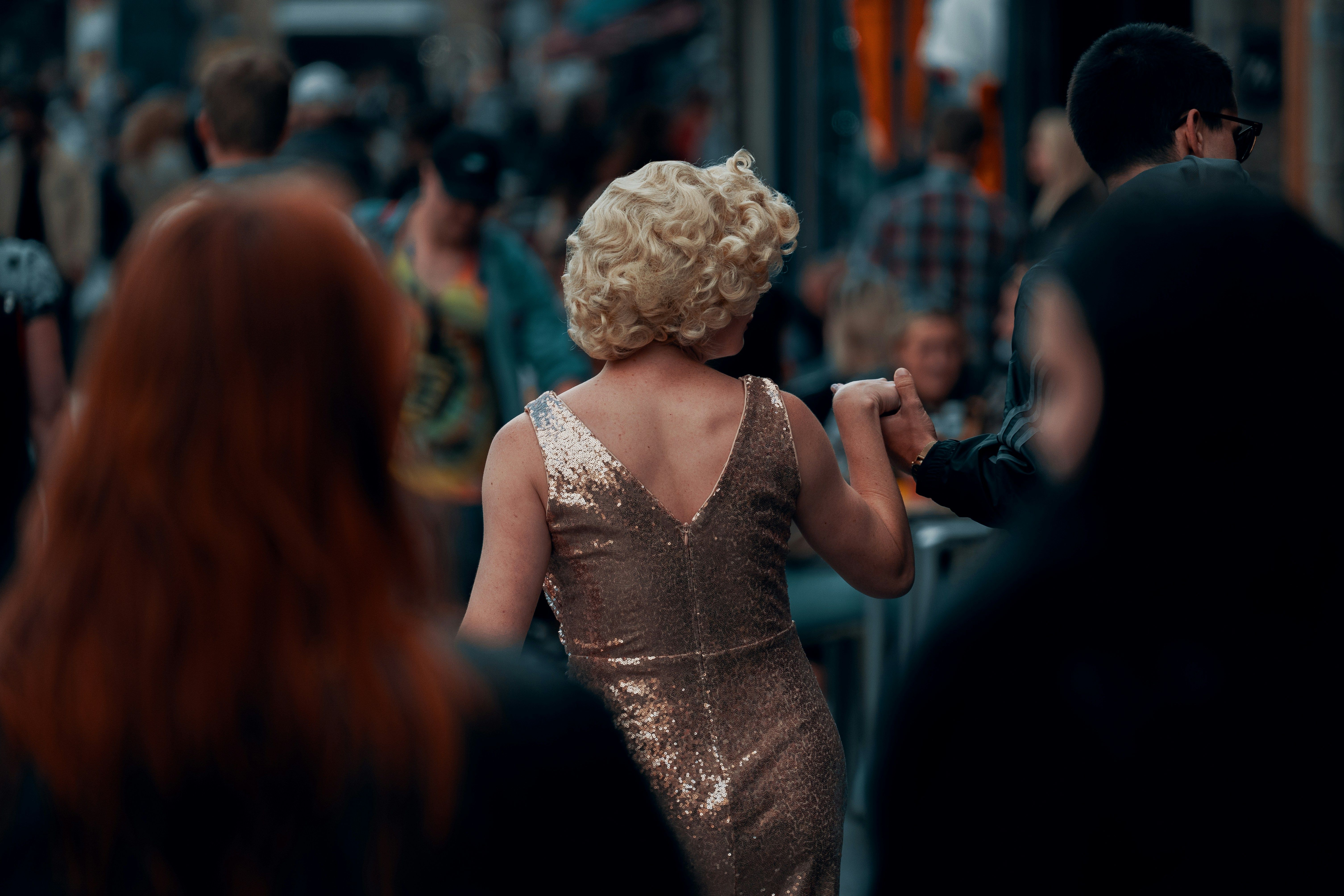 В Британии мужчины становятся женщинами - для чего они это делают