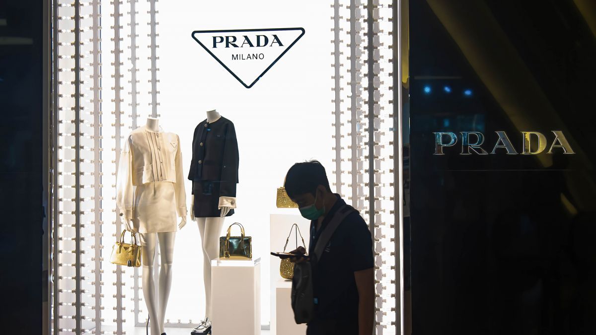 Prada хочет купить Versace: во сколько оценили сделку, и когда она может состояться - Бизнес Prada хочет купить Versace: во сколько оценили сделку, и когда она может состояться - Бизнес