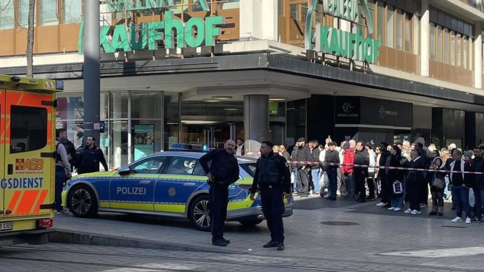 У Німеччині авто влетіло в натовп У Німеччині авто влетіло в натовп