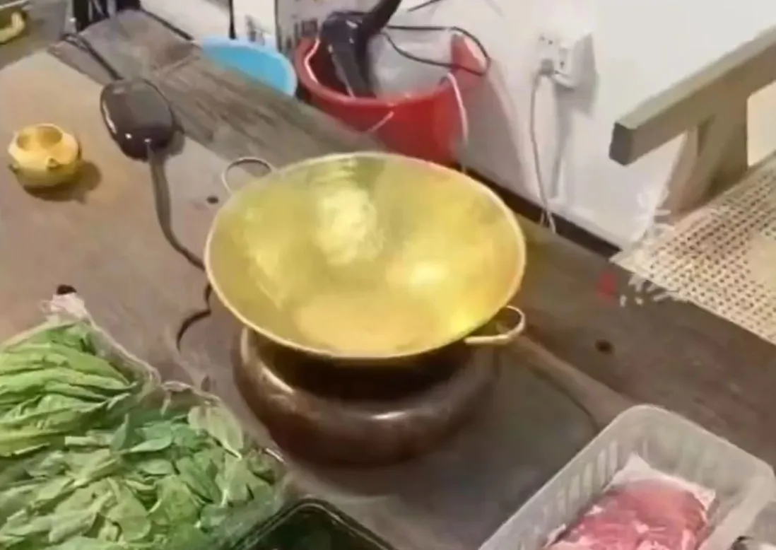 Жінка їсть із золотої каструлі Жінка їсть із золотої каструлі