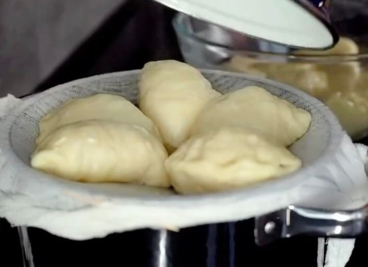 Пухкі вареники на кефірі без яєць Пухкі вареники на кефірі без яєць