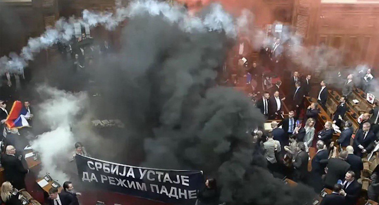 Массовые столкновения в парламенте Сербии Массовые столкновения в парламенте Сербии