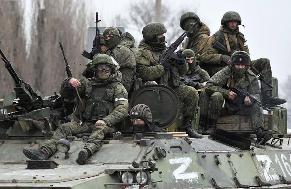 Російські окупанти зі зброєю в руках Російські окупанти зі зброєю в руках