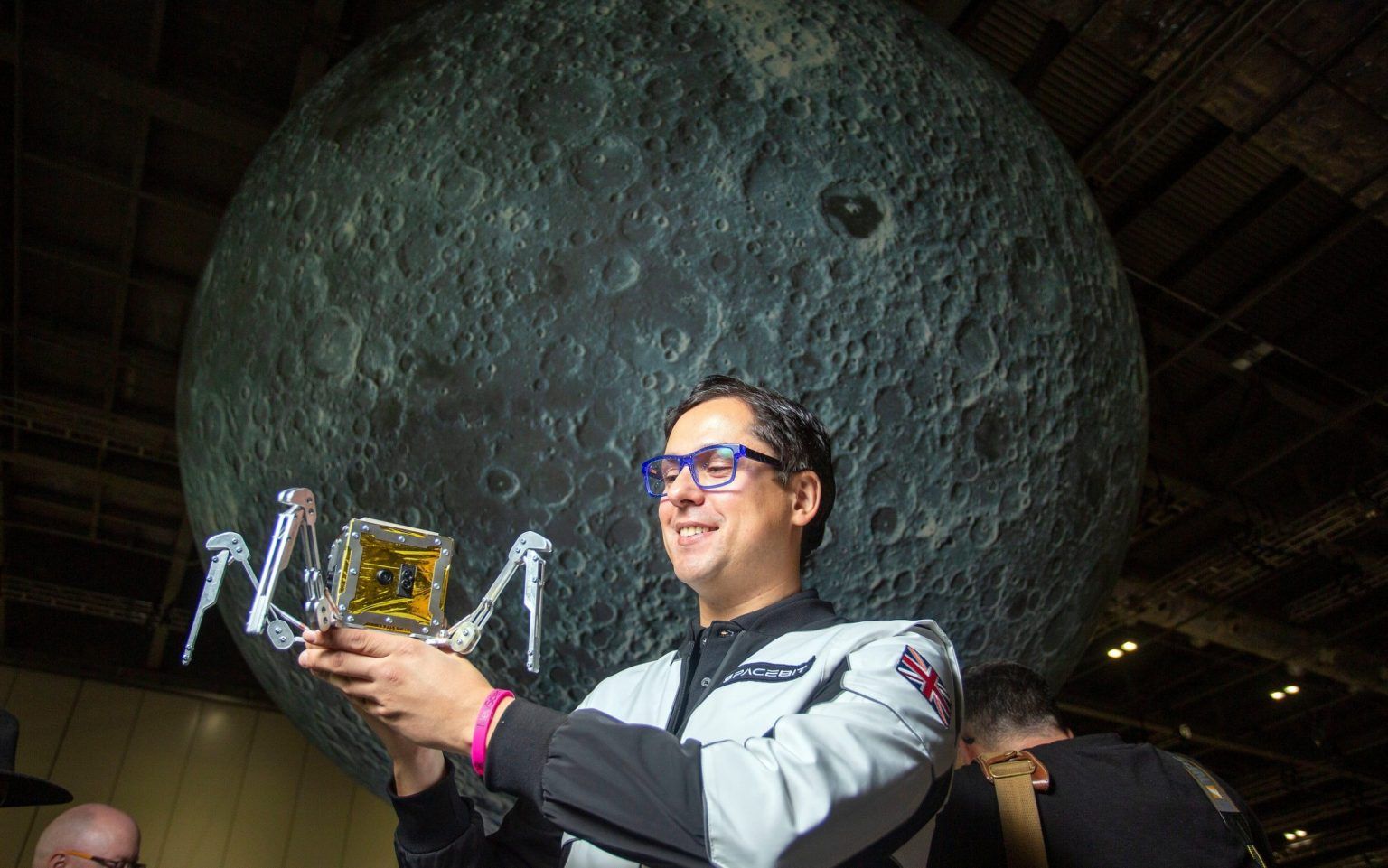 Засновник компанії Spacebit Павло Танасюк тримає робота Asagumo