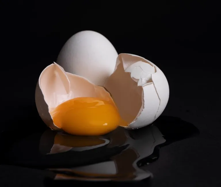 Як правильно розбивати сирі яйця Як правильно розбивати сирі яйця