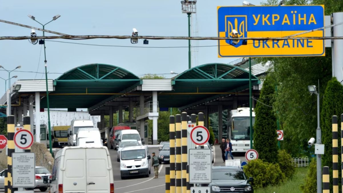 Хто може виїжджати за кордон для перевезення гуманітарної допомоги: перелік - 24 Канал Хто може виїжджати за кордон для перевезення гуманітарної допомоги: перелік - 24 Канал