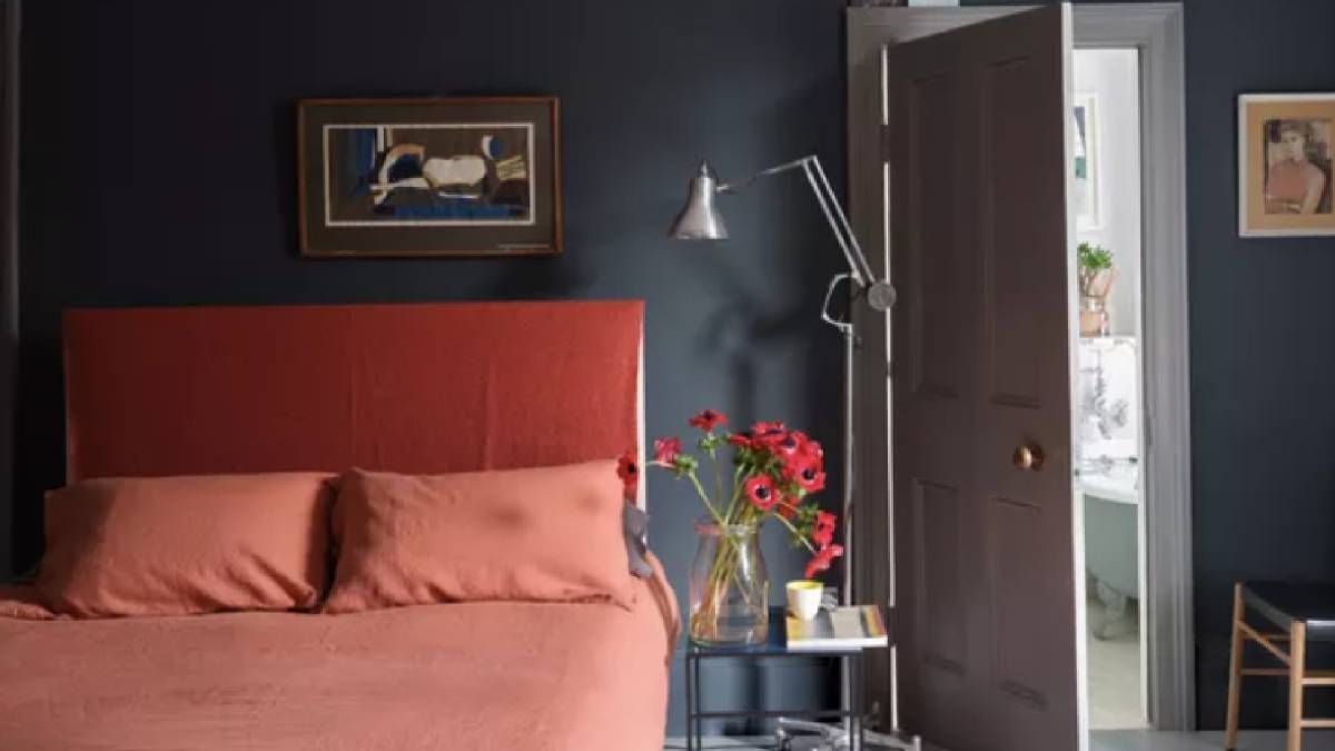 Яркие и слишком темные оттенки в спальне не дают возможности заснуть Яркие и слишком темные оттенки в спальне не дают возможности заснуть