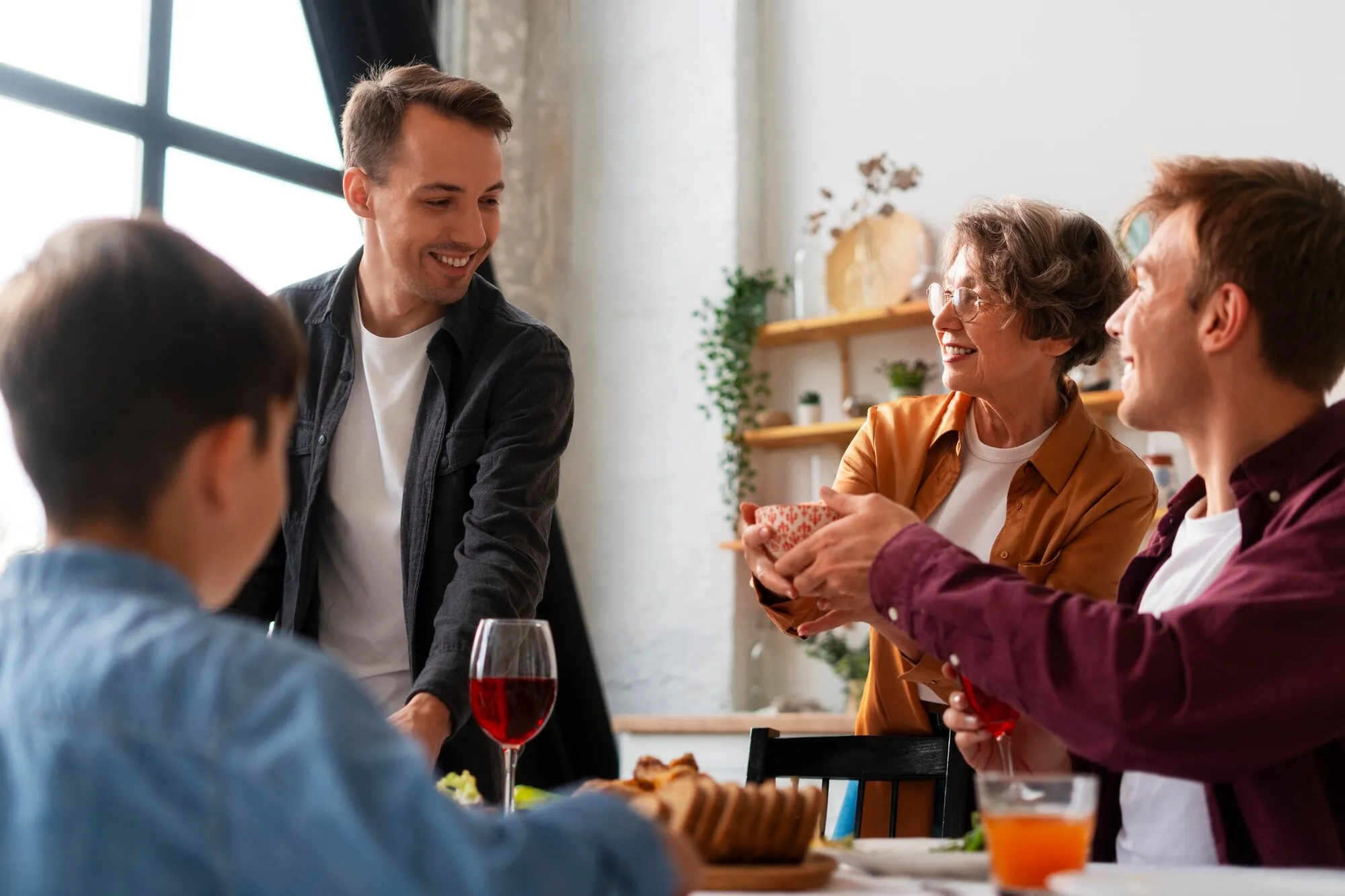 Семья сидит за столом Семья сидит за столом