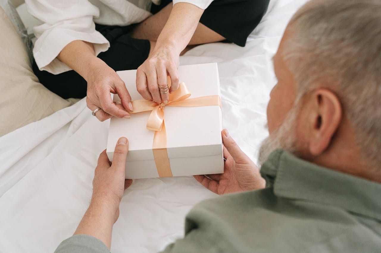 Мужчина дарит женщине подарок