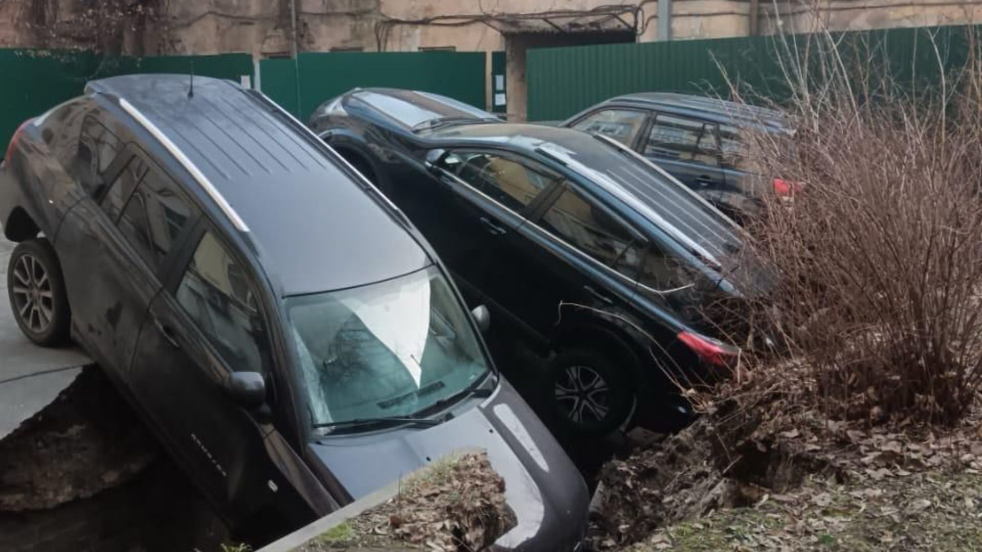 В Киеве на Печерске под асфальт провалились автомобили в Киеве на Печерске