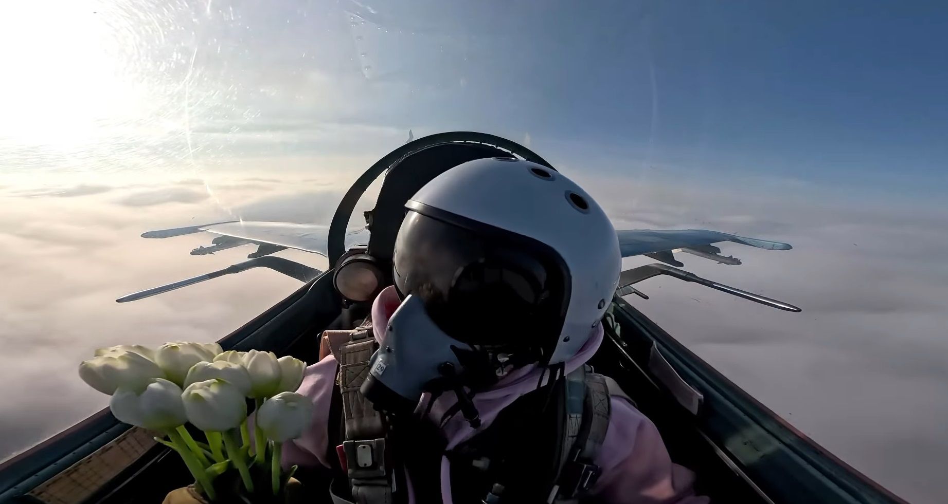 С цветами – в небе: украинский пилот оригинально поздравил с Международным женским днем - 24 Канал С цветами – в небе: украинский пилот оригинально поздравил с Международным женским днем - 24 Канал