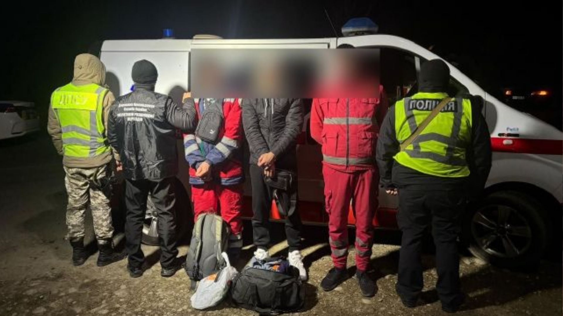 На Закарпатті водій швидкої намагався довезти до кордону фейкових "медбратів" На Закарпатті водій швидкої намагався довезти до кордону фейкових "медбратів"