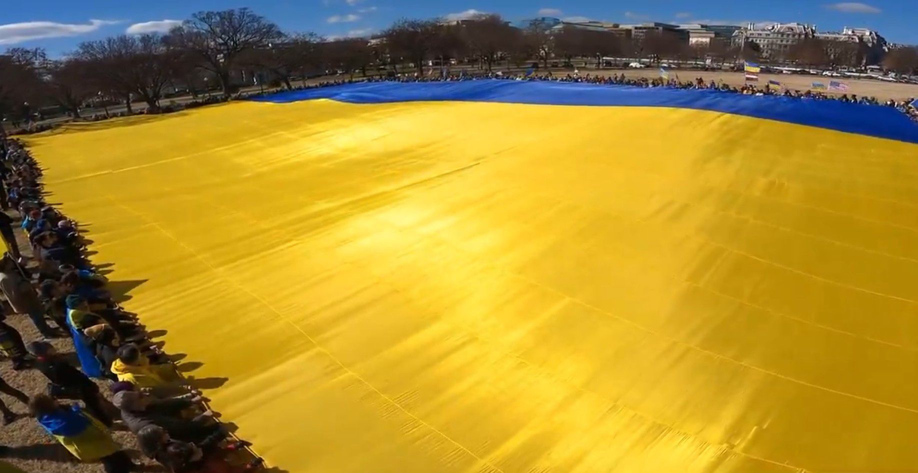 Возле Белого дома развернули огромный флаг Украины Возле Белого дома развернули огромный флаг Украины