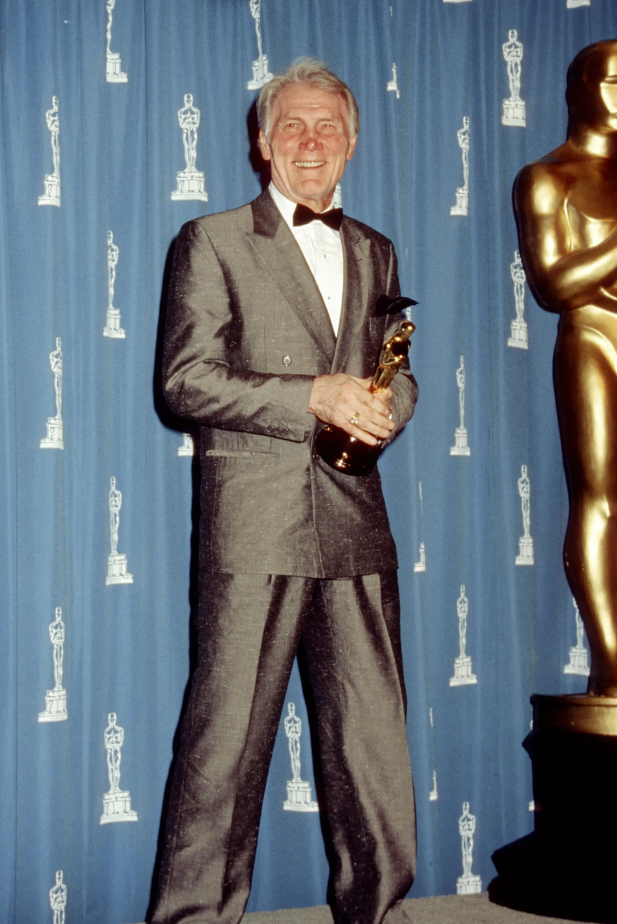 Джек Пеланс держит Оскар Джек Пеланс держит Оскар