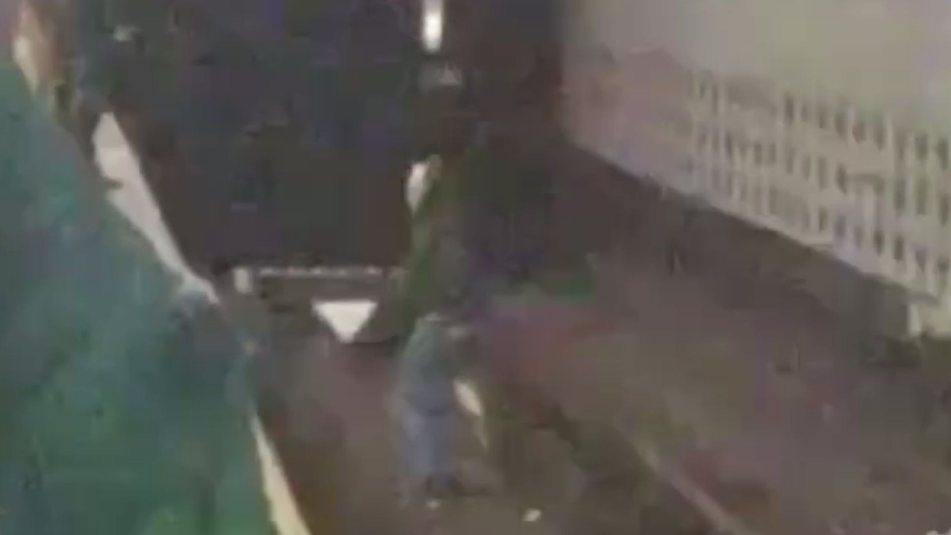 В метро на станции Святошино мужчина оказался на путях