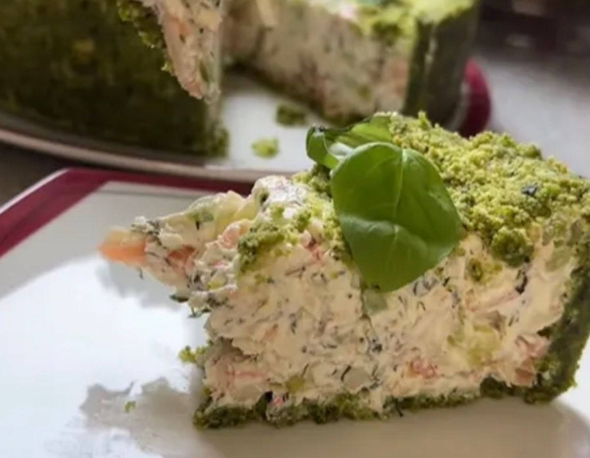 Соленый чизкейк с красной рыбой и крабовыми палочками Соленый чизкейк с красной рыбой и крабовыми палочками