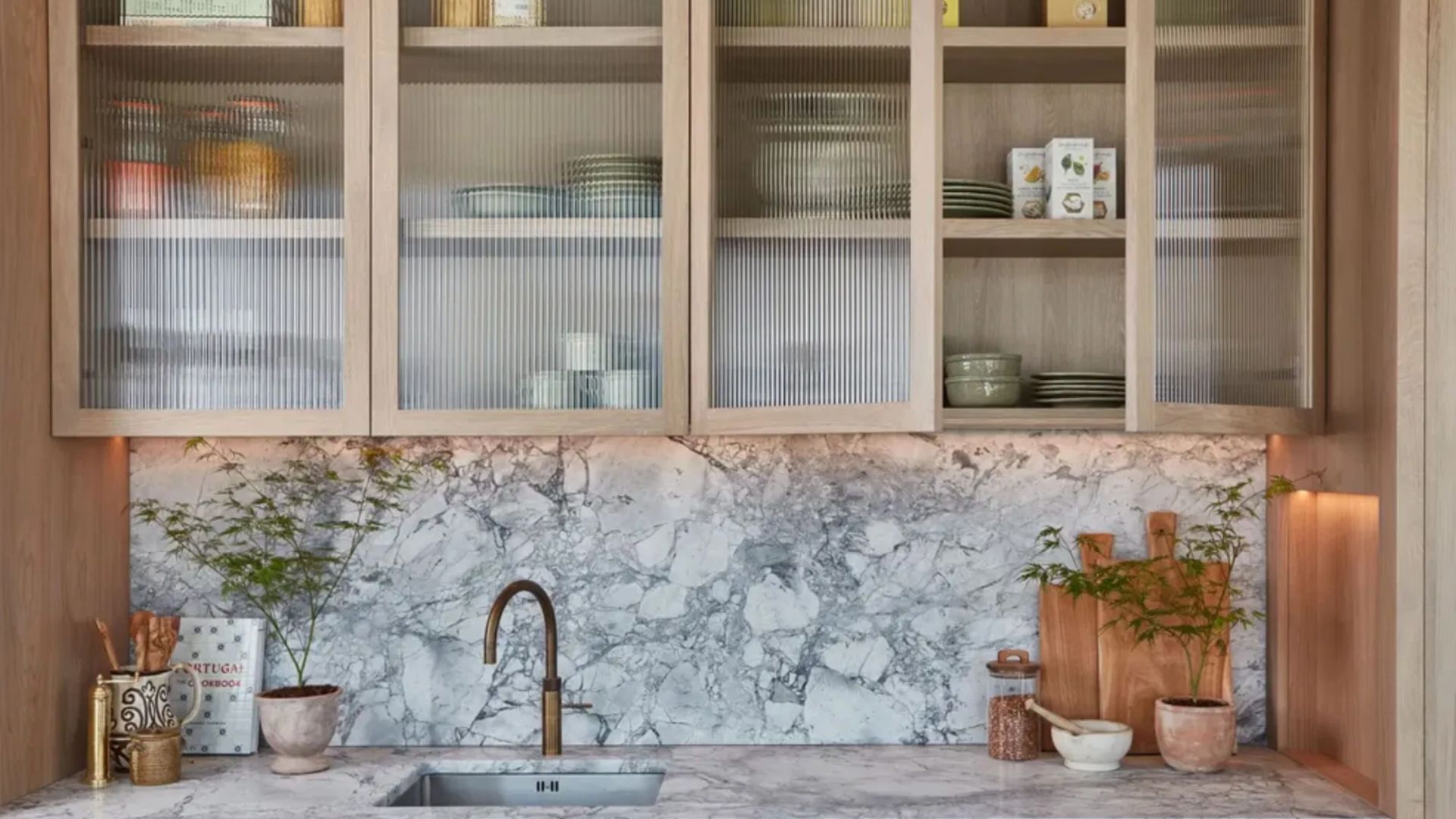 Що можна покласти в скляні кухонні шафи