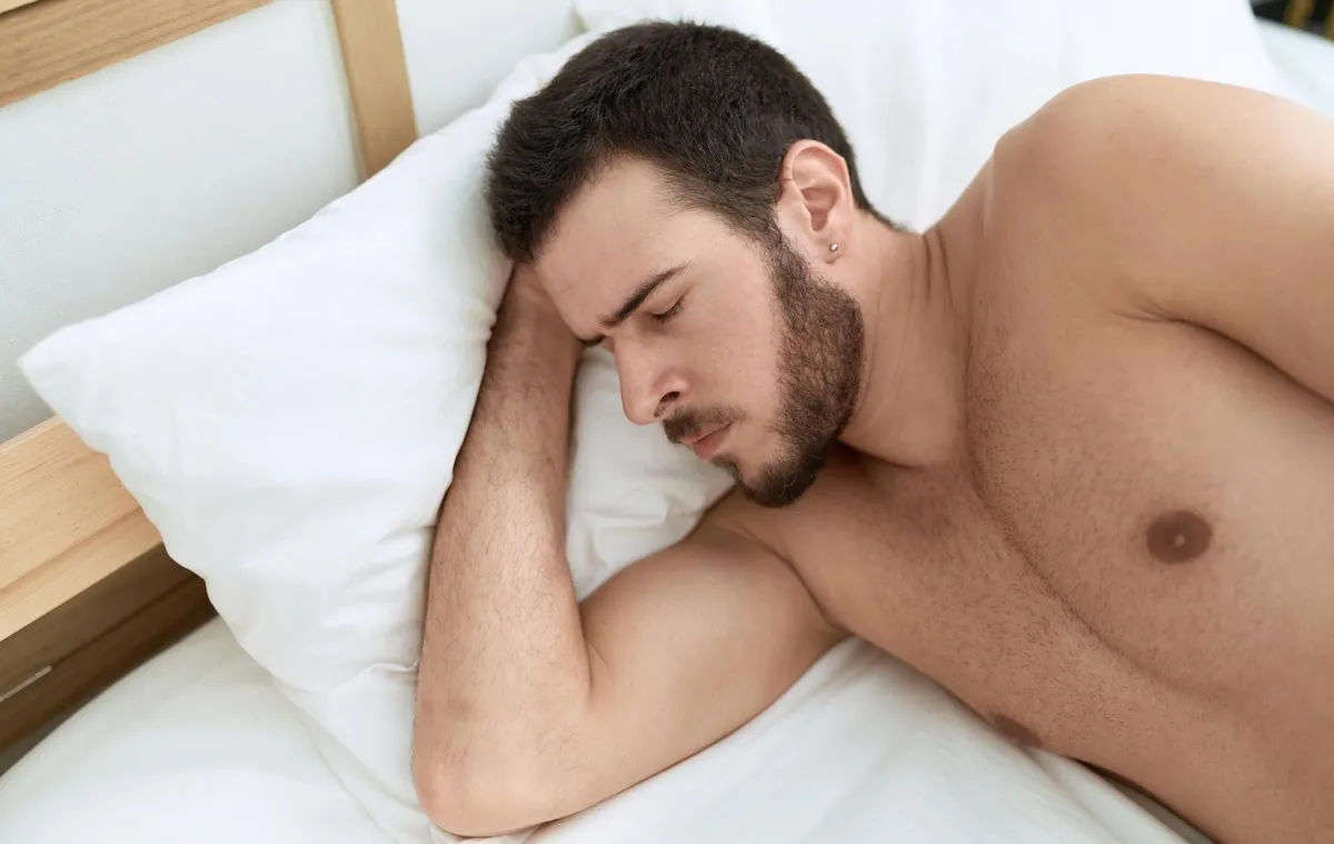 мужчина крепко спит мужчина крепко спит