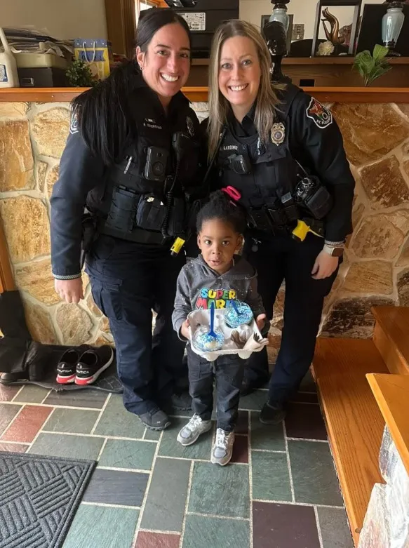 4-летний мальчик вызвал полицию на свою маму 4-летний мальчик вызвал полицию на свою маму