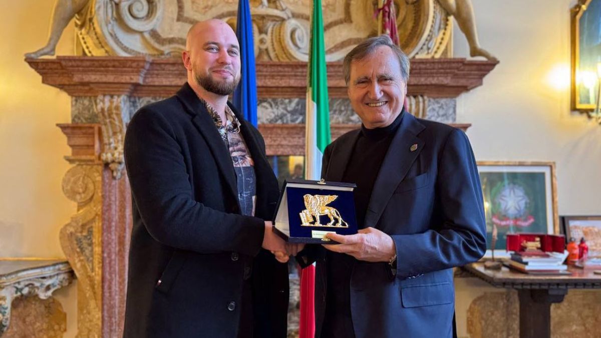 Украинский военный спас раненого Украинский военный спас раненого