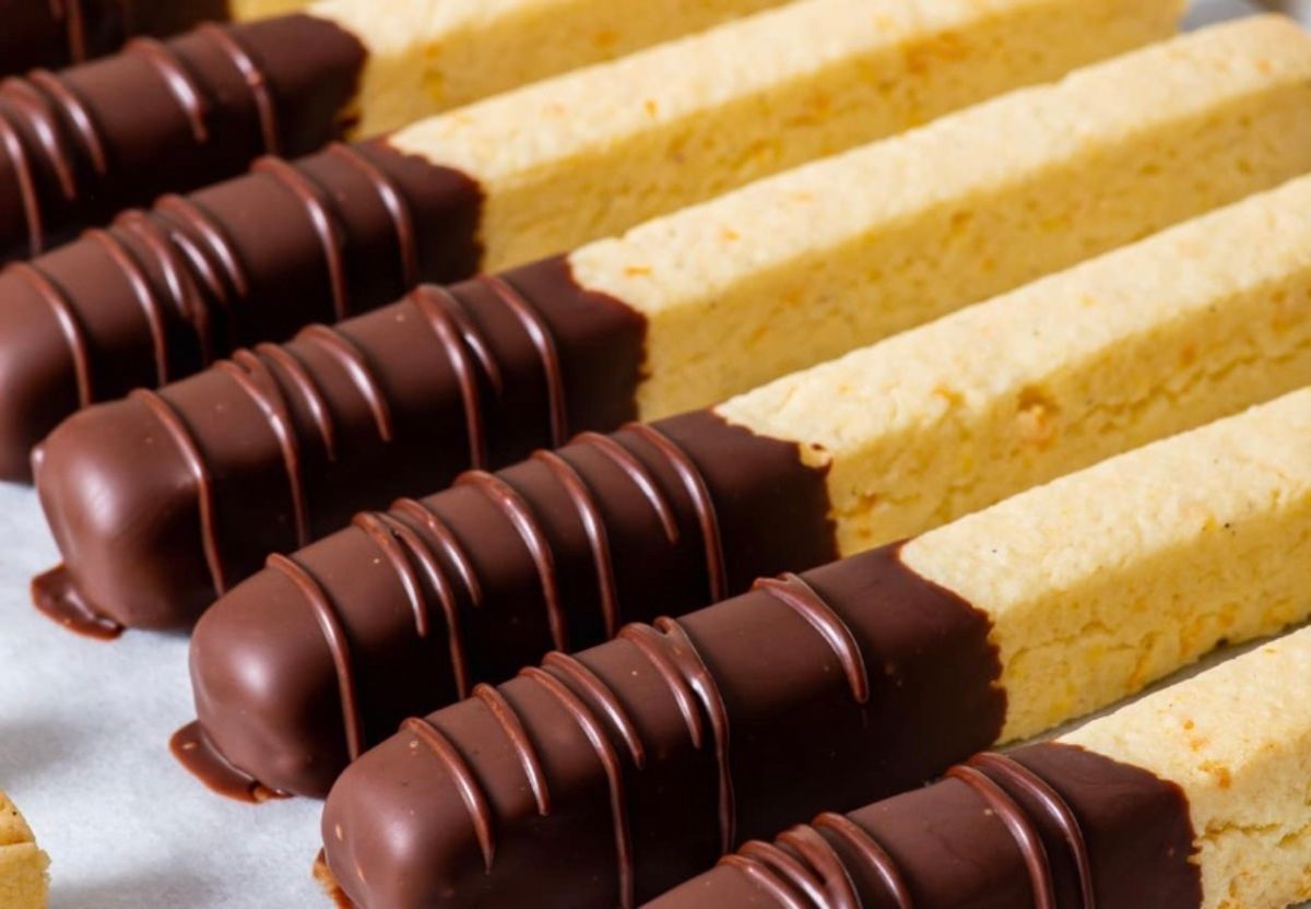 Просте пісочне печиво до чаю з шоколадом Просте пісочне печиво до чаю з шоколадом