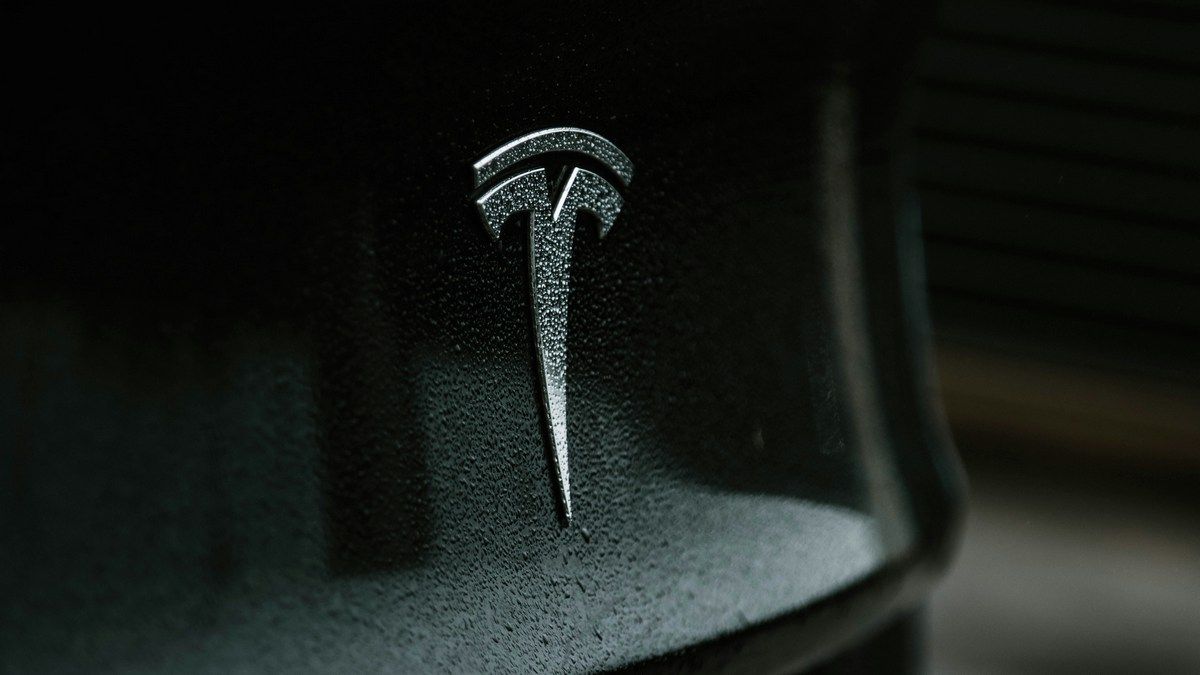 Власниця Tesla може дозволити незнайомцям знищити машину кувалдою Власниця Tesla може дозволити незнайомцям знищити машину кувалдою