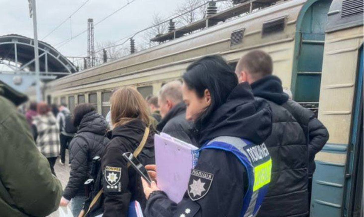 В Киеве на электричке загорелся подросток в электричке В Киеве на электричке загорелся подросток в электричке