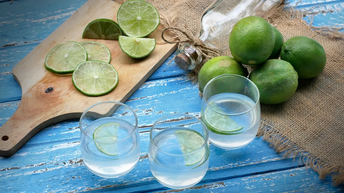 белая кашаса в стаканах и лайм белая кашаса в стаканах и лайм