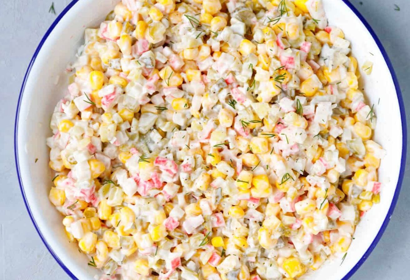 Простой салат из крабовых палочек Простой салат из крабовых палочек