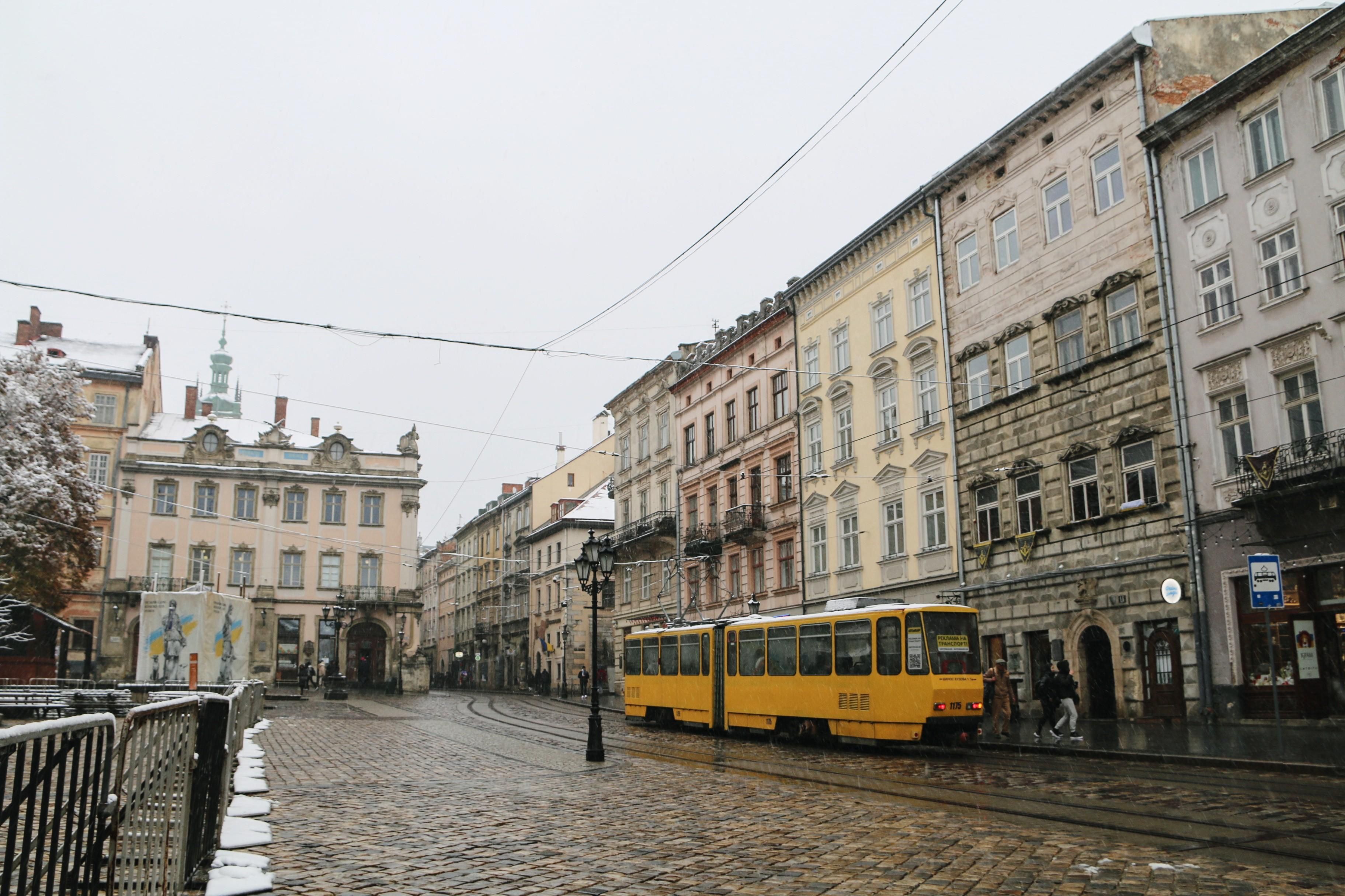 Львівський діалект - після зміни погоди у Львові місцеві повитягали мантелі і криси 