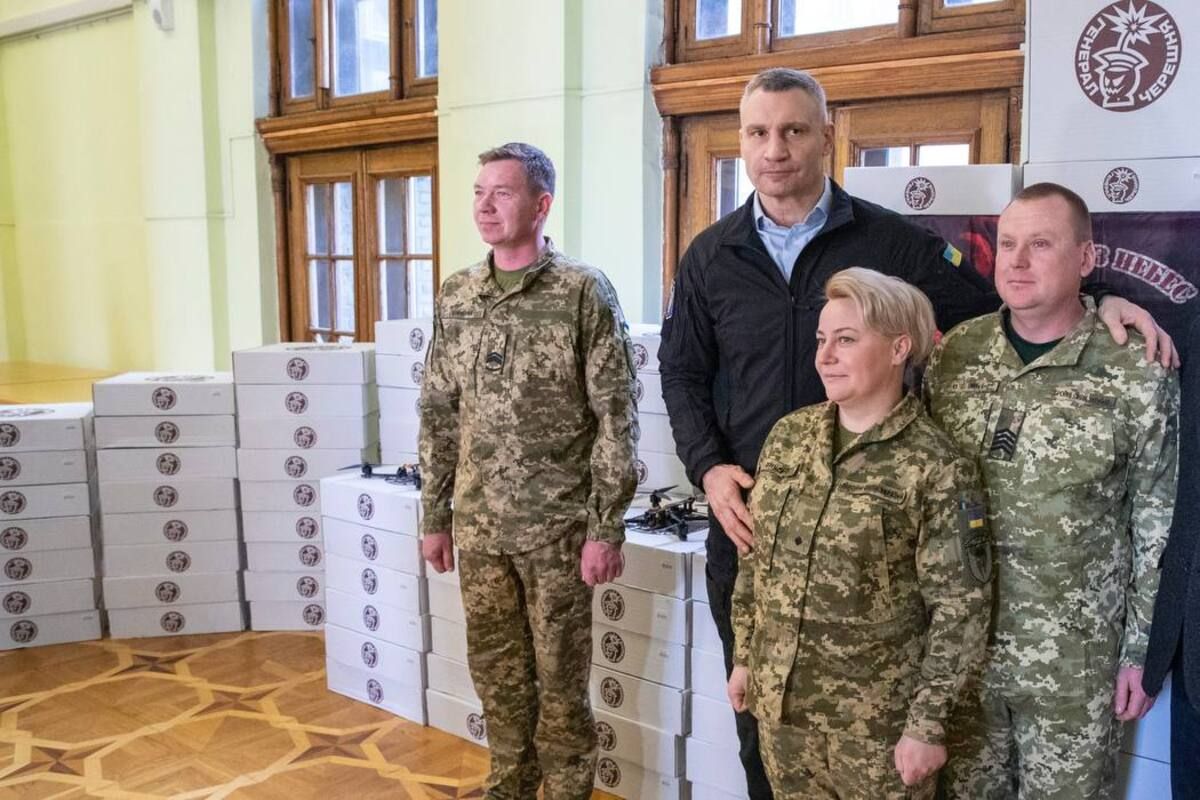 В День українського добровольця столиця передала 72 бригаді ЗСУ 800 FPV-дронів, – Кличко