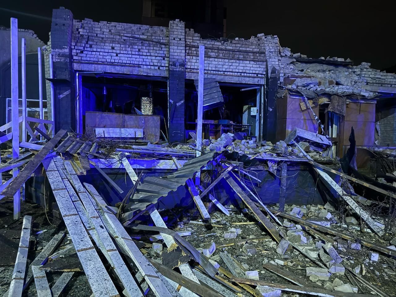 В Кривом Роге россияне ударили ракетами по ночному клубу: он полностью разрушен - 24 Канал В Кривом Роге россияне ударили ракетами по ночному клубу: он полностью разрушен - 24 Канал